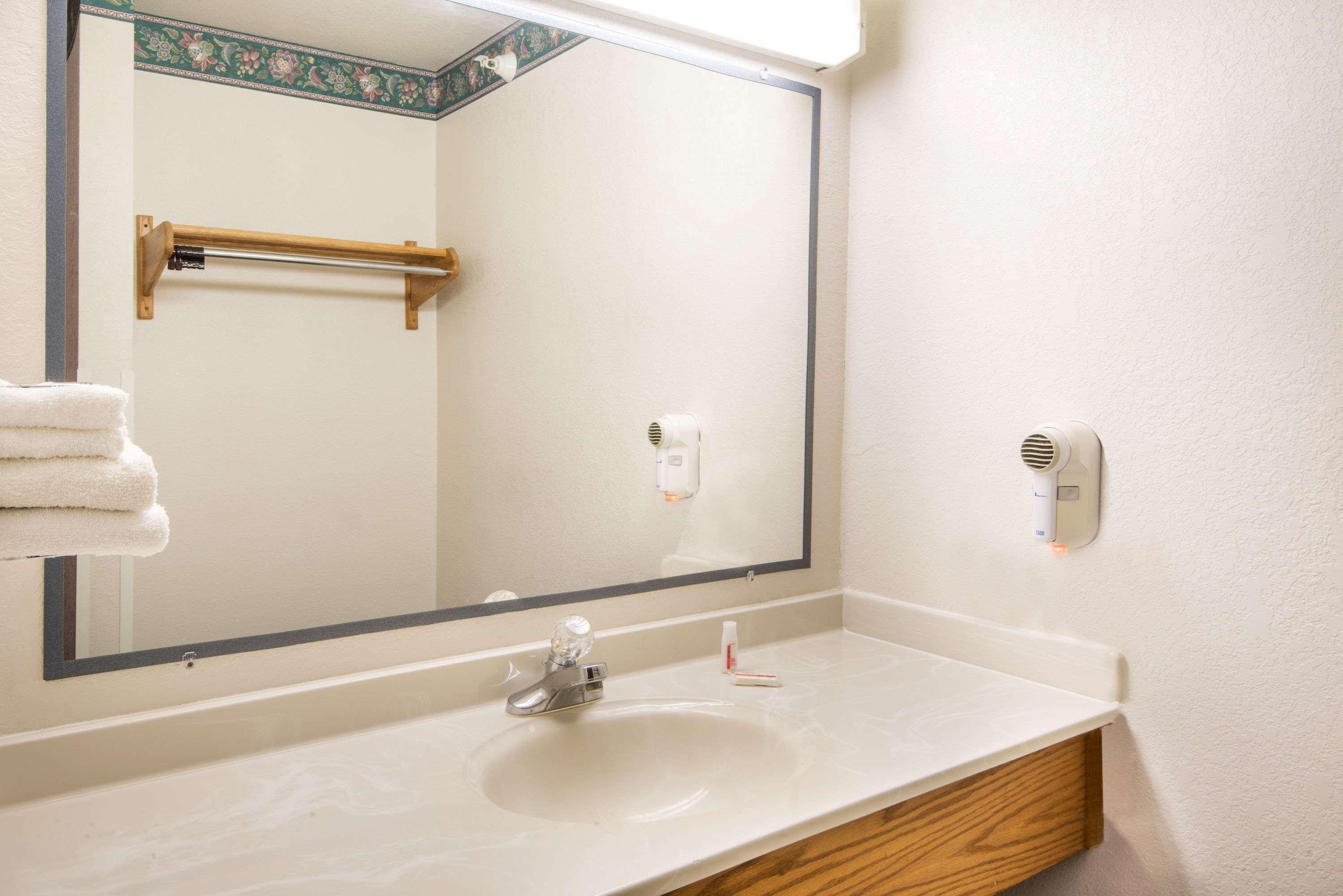 Hotel Super 8 By Wyndham Richfield Cleveland Esterno foto